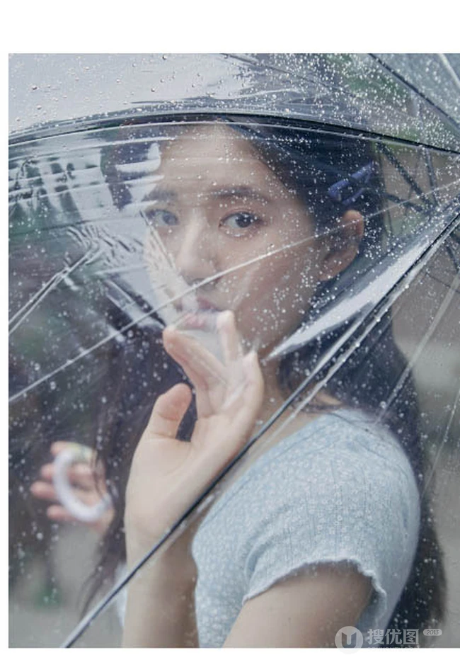 在雨中的赵露思，手持透明雨伞漫步雨中仙气写真图片