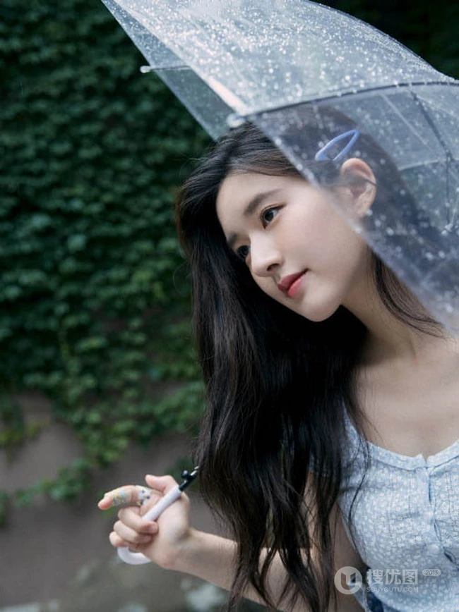 在雨中的赵露思，手持透明雨伞漫步雨中仙气写真图片