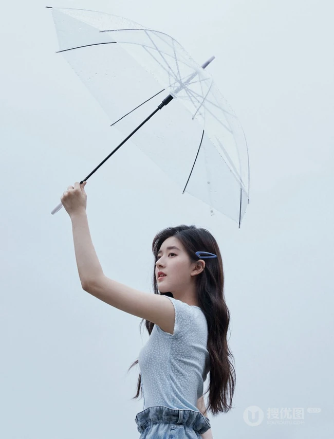 在雨中的赵露思，手持透明雨伞漫步雨中仙气写真图片