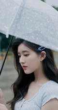 在雨中的赵露思，手持透明雨伞漫步雨中仙气写真图片