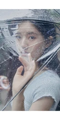 在雨中的赵露思，手持透明雨伞漫步雨中仙气写真图片