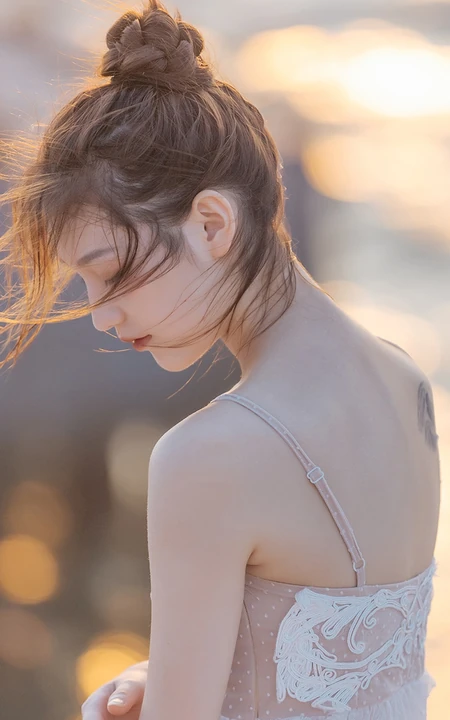 被风吹乱头发的街拍侧脸丸子头女生超美手机壁纸图片