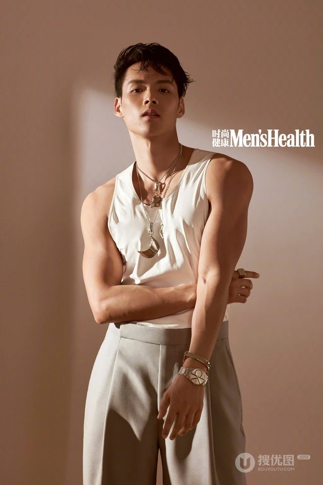 台湾帅气男歌手董又霖造型上身大秀肌肉，腹肌写真杂志图片
