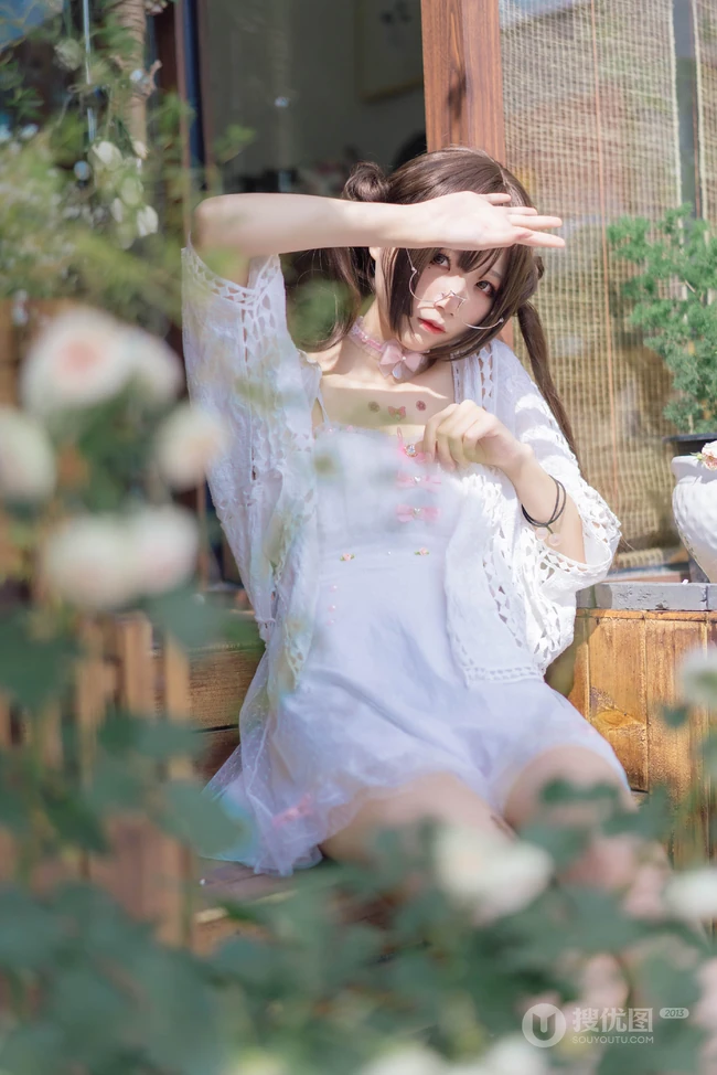 绝对领域人像摄影，气质白裙cosplay少女超高清街拍大图