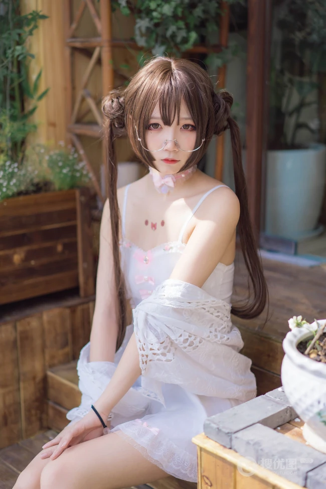 绝对领域人像摄影，气质白裙cosplay少女超高清街拍大图