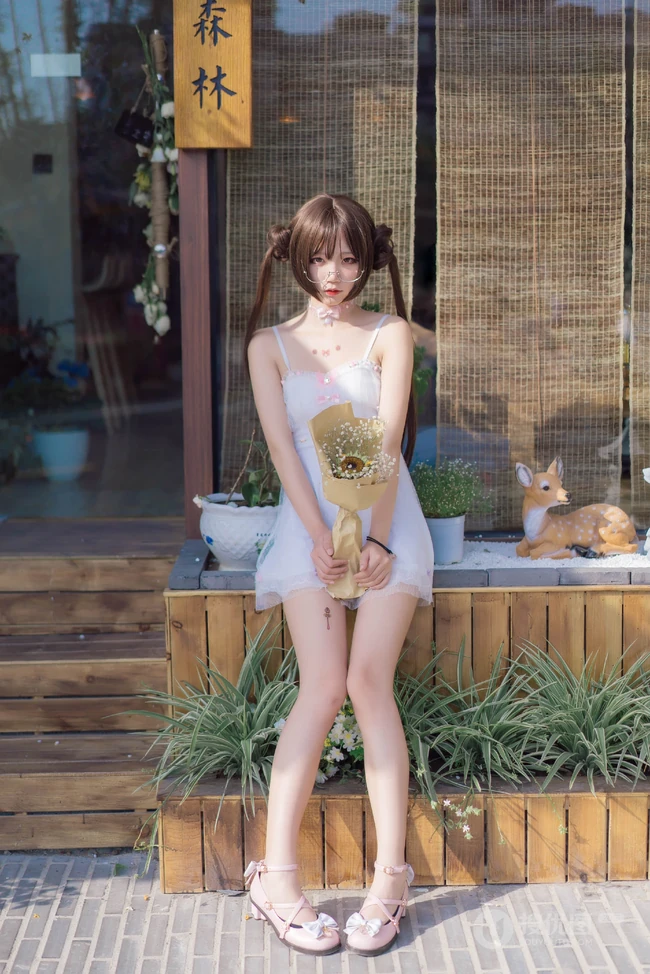 绝对领域人像摄影，气质白裙cosplay少女超高清街拍大图