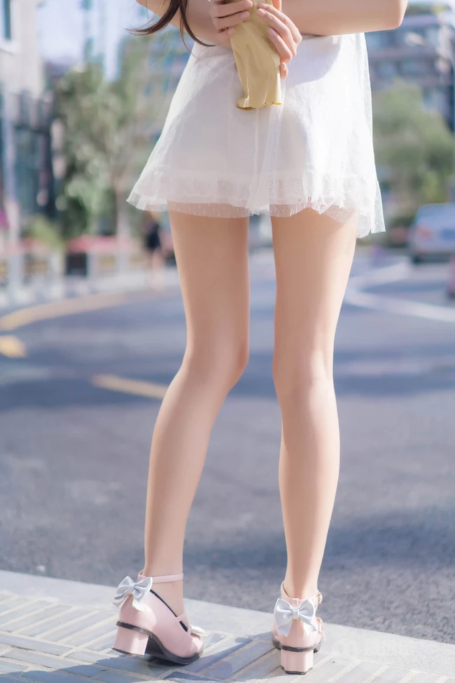 绝对领域人像摄影，气质白裙cosplay少女超高清街拍大图