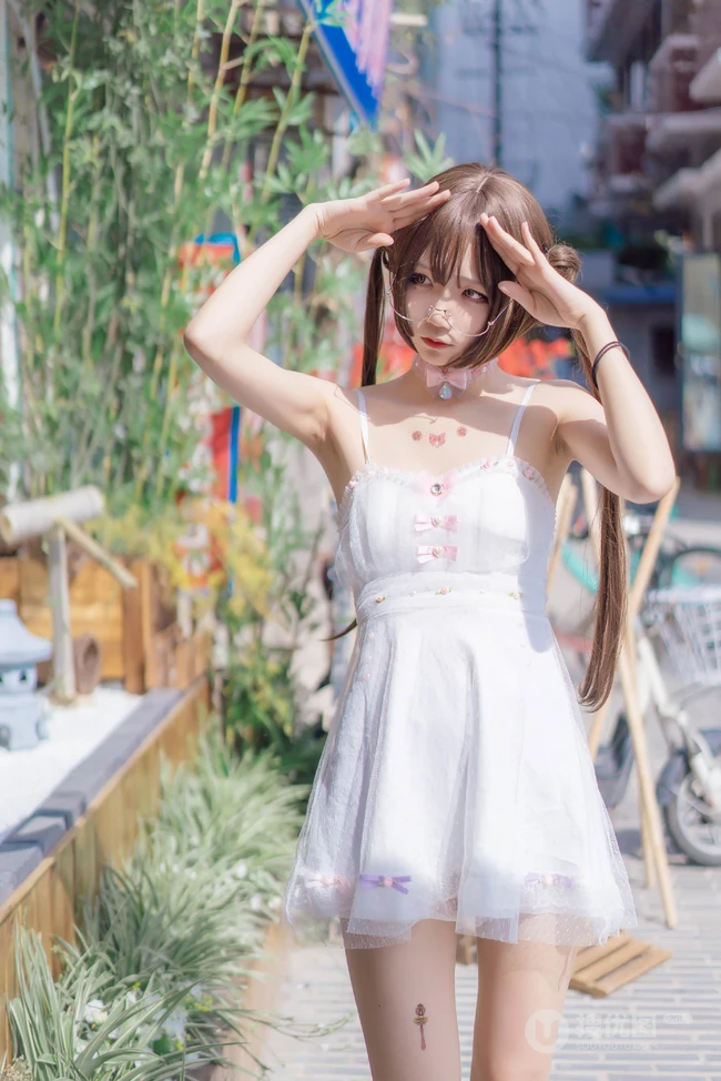 绝对领域人像摄影，气质白裙cosplay少女超高清街拍大图