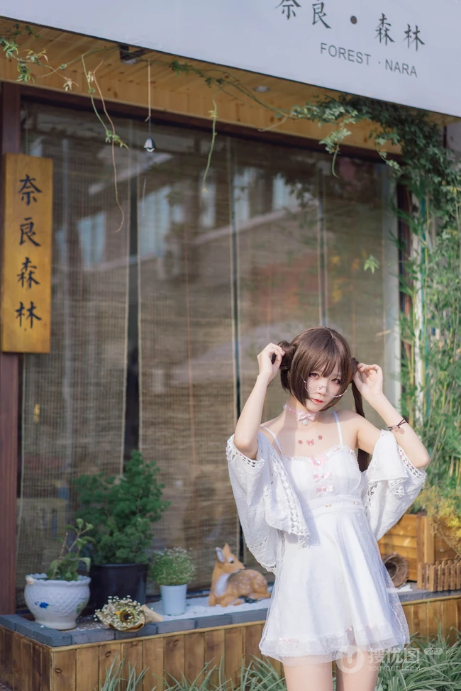 绝对领域人像摄影，气质白裙cosplay少女超高清街拍大图
