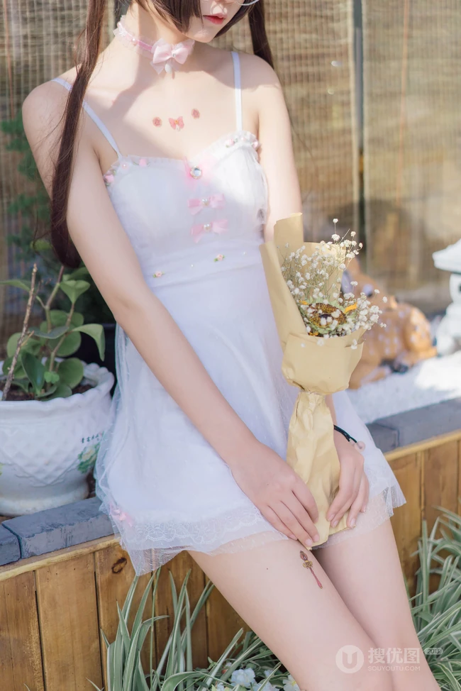 绝对领域人像摄影，气质白裙cosplay少女超高清街拍大图