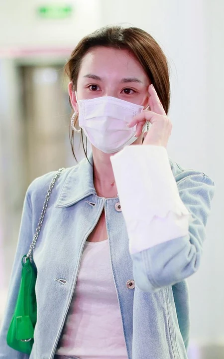 宋祖儿纯素颜打扮现身机场，戴着口罩，难掩疲惫眼神