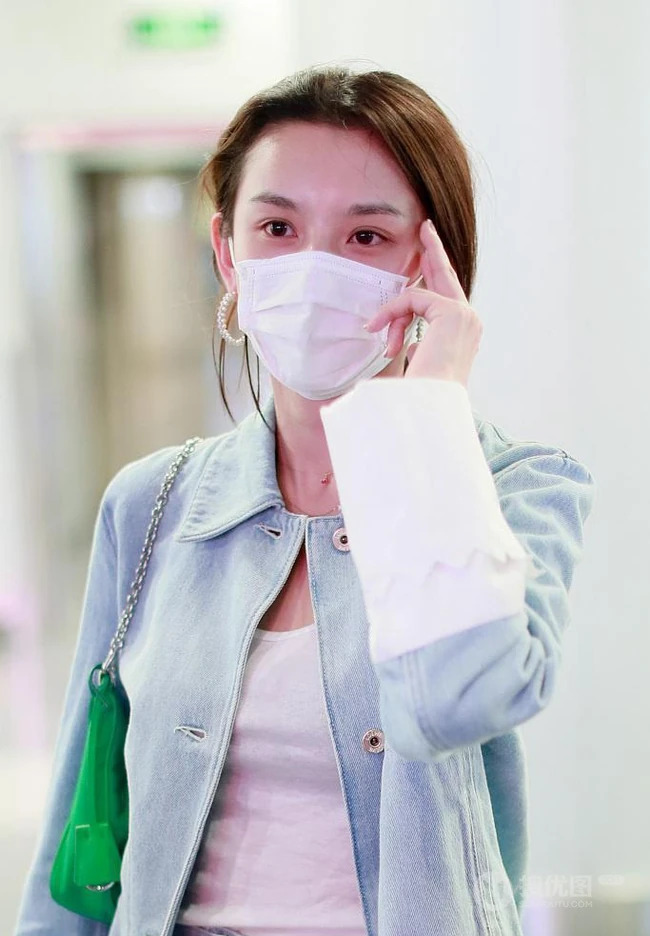宋祖儿纯素颜打扮现身机场，戴着口罩，难掩疲惫眼神