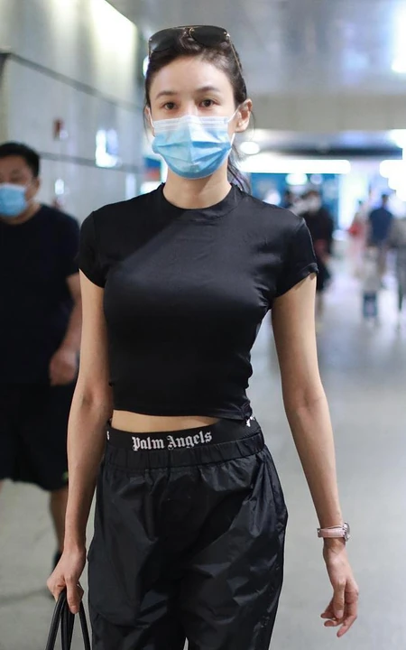 张蓝心全黑运动装扮现身机场，小露蛮腰，身材好到爆