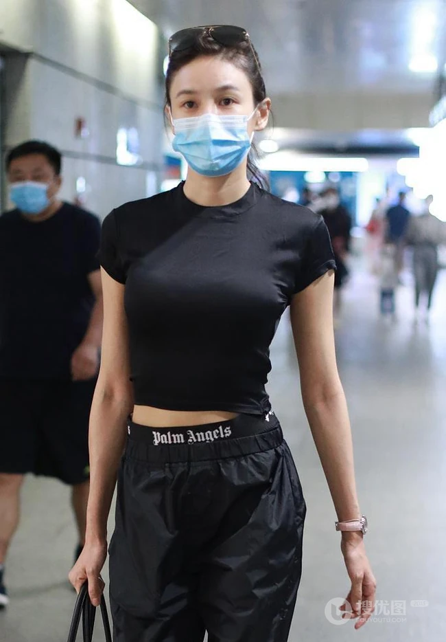 张蓝心全黑运动装扮现身机场，小露蛮腰，身材好到爆