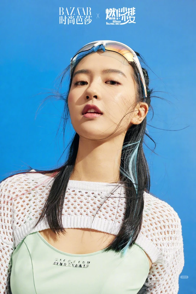 张雪迎、费启鸣《燃!沙排少女》青春运动主题官宣杂志写真大片