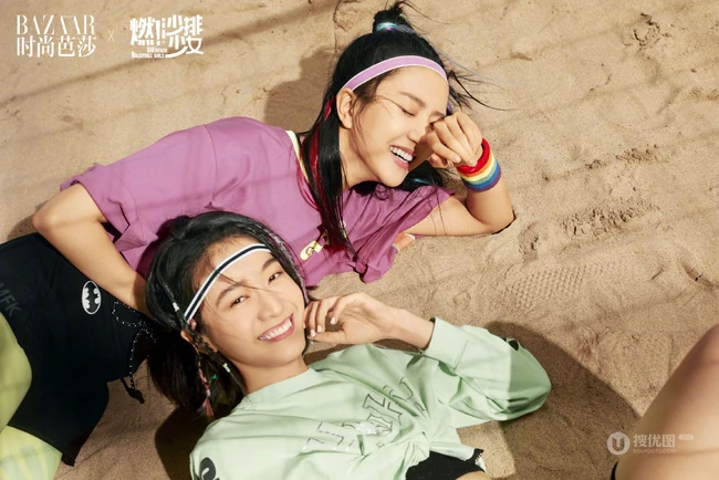 张雪迎、费启鸣《燃!沙排少女》青春运动主题官宣杂志写真大片