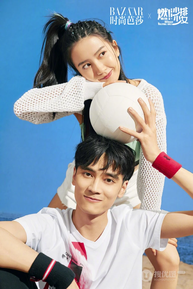 张雪迎、费启鸣《燃!沙排少女》青春运动主题官宣杂志写真大片