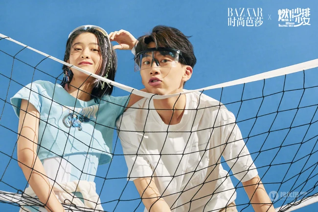张雪迎、费启鸣《燃!沙排少女》青春运动主题官宣杂志写真大片