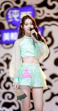 冯琬贺青春气质短裤线条感《创造营2020》舞台照图片