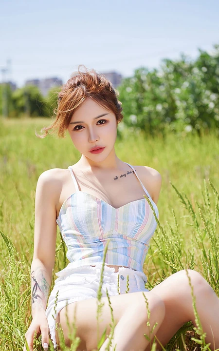 青春草地绝女生神，气质匀称女生可可肩带衣短裤户外写真
