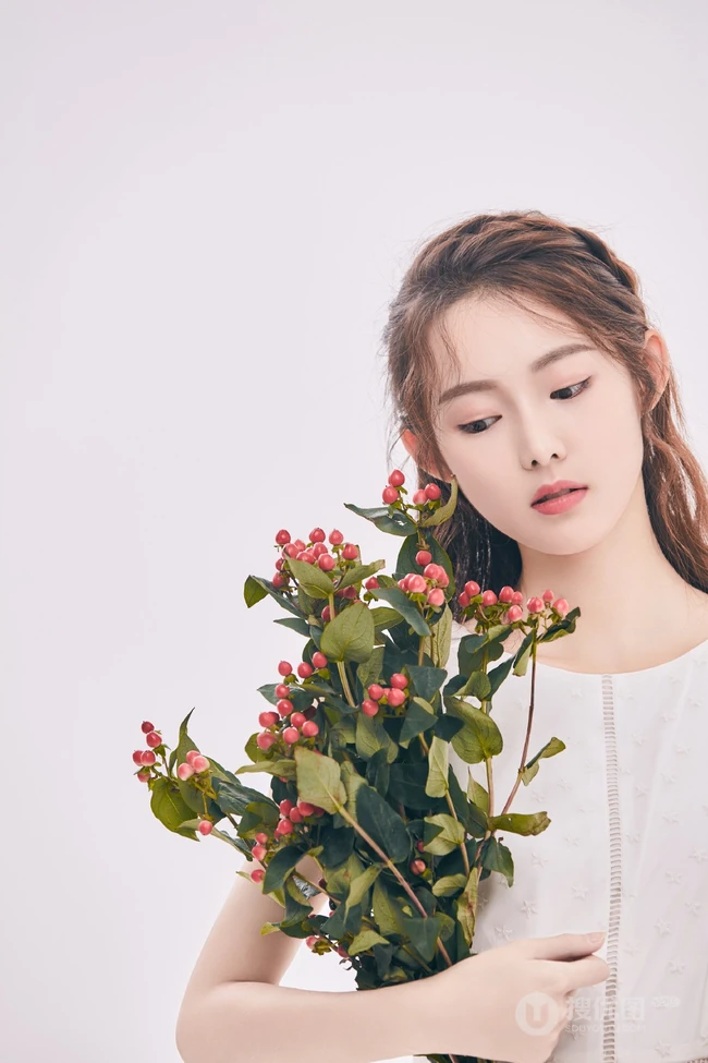 冯琬贺清新白裙着身手拿花束唯美写真