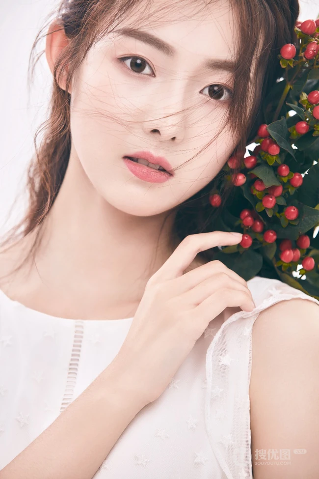 冯琬贺清新白裙着身手拿花束唯美写真
