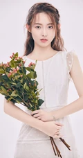 冯琬贺清新白裙着身手拿花束唯美写真