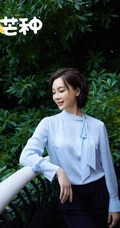 陈数蓝衫黑裤端庄侧颜带芒种文字写真图片