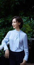 陈数蓝衫黑裤端庄侧颜带芒种文字写真图片