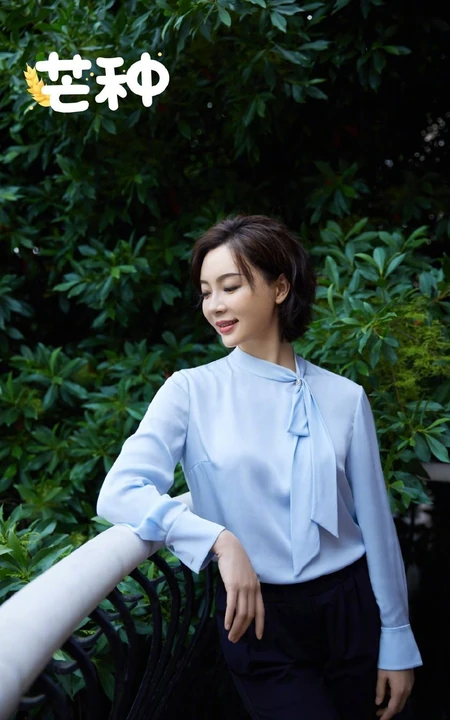 陈数蓝衫黑裤端庄侧颜带芒种文字写真图片