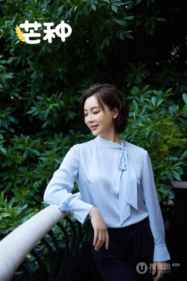 陈数蓝衫黑裤端庄侧颜带芒种文字写真图片