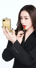 张天爱全黑西服套装短裤可爱俏皮涂口红写真图片