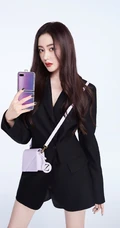 张天爱全黑西服套装短裤可爱俏皮涂口红写真图片