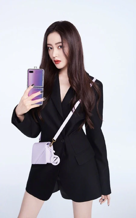 张天爱全黑西服套装短裤可爱俏皮涂口红写真图片