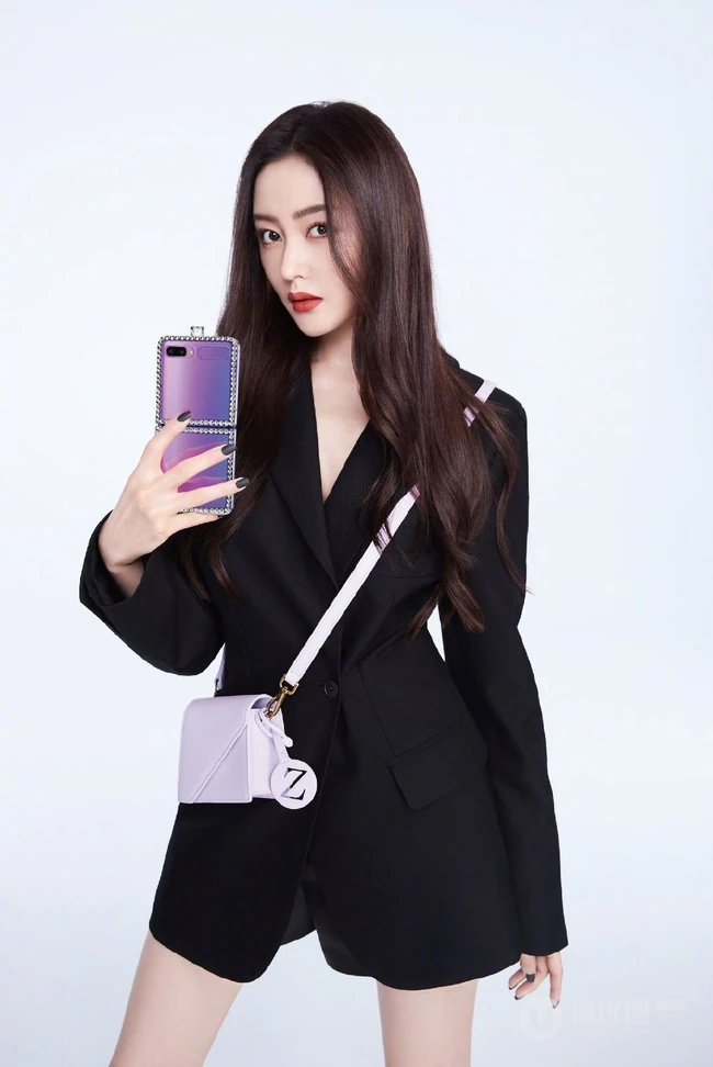 张天爱全黑西服套装短裤可爱俏皮涂口红写真图片