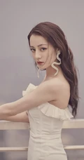 迪丽热巴礼裙白裙仙气写真，搭配蛇形耳环美丽动人