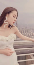 迪丽热巴礼裙白裙仙气写真，搭配蛇形耳环美丽动人