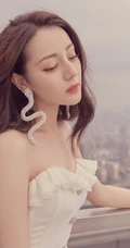 迪丽热巴礼裙白裙仙气写真，搭配蛇形耳环美丽动人