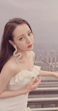 迪丽热巴礼裙白裙仙气写真，搭配蛇形耳环美丽动人