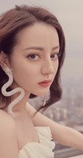 迪丽热巴礼裙白裙仙气写真，搭配蛇形耳环美丽动人