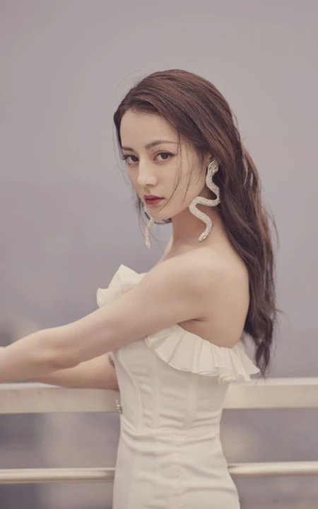 迪丽热巴礼裙白裙仙气写真，搭配蛇形耳环美丽动人