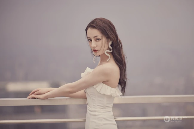 迪丽热巴礼裙白裙仙气写真，搭配蛇形耳环美丽动人