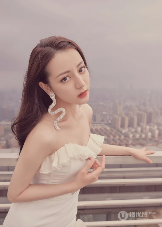迪丽热巴礼裙白裙仙气写真，搭配蛇形耳环美丽动人