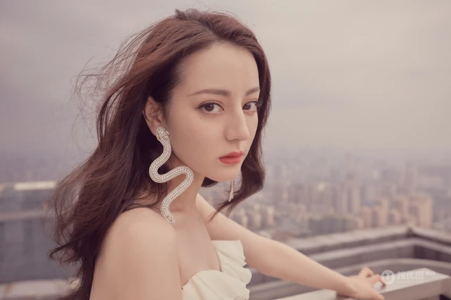 迪丽热巴礼裙白裙仙气写真，搭配蛇形耳环美丽动人