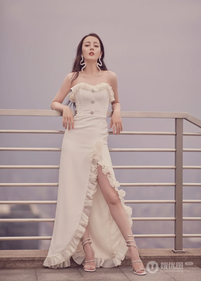 迪丽热巴礼裙白裙仙气写真，搭配蛇形耳环美丽动人