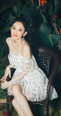 古力娜扎白色蕾丝礼裙短裙静坐花间唯美摄影写真