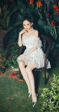 古力娜扎白色蕾丝礼裙短裙静坐花间唯美摄影写真