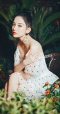 古力娜扎白色蕾丝礼裙短裙静坐花间唯美摄影写真