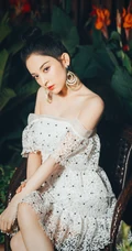 古力娜扎白色蕾丝礼裙短裙静坐花间唯美摄影写真