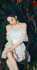 古力娜扎白色蕾丝礼裙短裙静坐花间唯美摄影写真